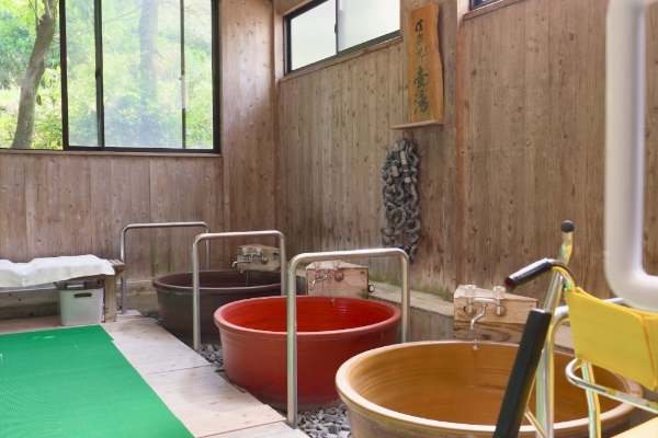 天然温泉（薬王寺温泉）を利用したお風呂と足湯